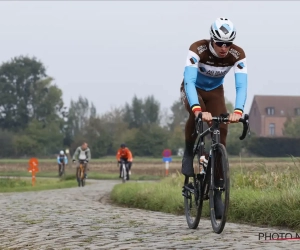 📷 Oliver Naesen en Greg Van Avermaet gaan materiaal testen op de kasseien