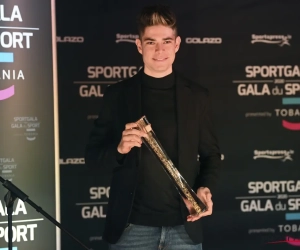 Wout van Aert ontvangt op de cross zijn nieuwe trofee voor 'Sportman van het Jaar'