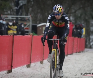 Van Aert profiteert van materiaalpech bij Van der Poel en wint met minuut voorsprong in Overijse