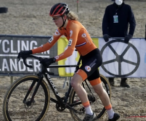 HERBELEEF: Fem van Empel op haar achttiende al wereldkampioene bij U23, Vas verijdelt volledig Nederlands podium