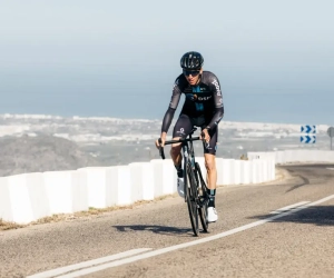 🎥 Ploegmaat kan tranen niet bedwingen na opgave Bardet: "Een groot kampioen, hij was er meer dan klaar voor"