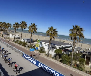 🎥 Akelige smak in Tirreno-Adriatico: renner knalt keihard tegen een verkeersbord aan