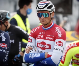 Mathieu van der Poel moedigt ploegmaats aan langs de kant van de weg in Scheldeprijs