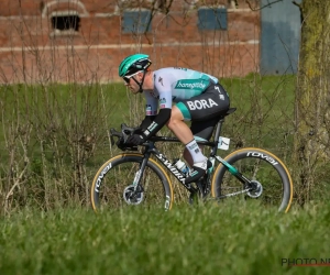 🎥 Renner van Bora-Hansgrohe in tribunes gekatapulteerd op de piste, ook verwondingen bij mensen uit publiek