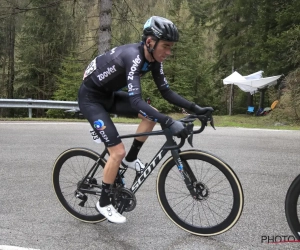 📷 Prachtig: UNESCO zet Romain Bardet in de bloemetjes voor hulp aan concurrent Julian Alaphilippe