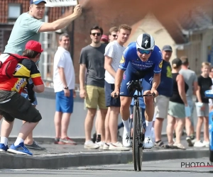 Remco Evenepoel komt op BK tijdrijden plots... rijdende auto tegen