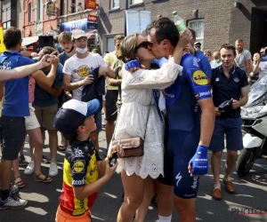 📷 IN BEELD: Lampaert deelt innige momenten met vriendin Astrid en mama Carine en de supporters gaan uit hun dak