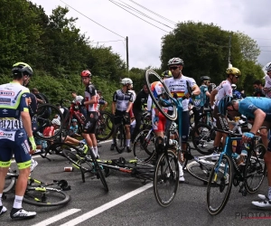 Vreselijke toestanden: koersorganisatie moet drastisch ingrijpen nadat massacrash wel héél groot deel van peloton velt