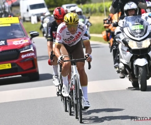 🎥 Greg Van Avermaet bij de les: hij reed niet verkeerd terwijl aanvaller voor hem dat wel deed