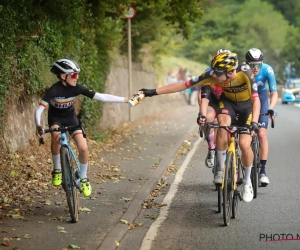 🎥 Drinkbus volstaat niet, ploegmaat van Wout van Aert geeft jonge fan hele wieler-experience