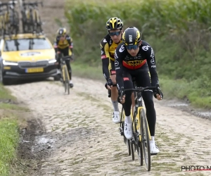 📷  Wout van Aert en andere renners Jumbo-Visma vertrekken in Parijs-Roubaix met speciale tenue 