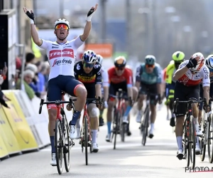 Sterke Deen legt er van Aert en Philipsen op met machtige sprint in Parijs-Nice