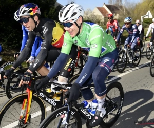 Van Aert verschijnt met verband rond knie aan start derde rit Parijs-Nice: "Het was toch een iets diepere wonde"