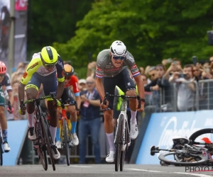 🎥 Van der Poel wint epische sprint en pakt roos, Ewan zwaar ten val