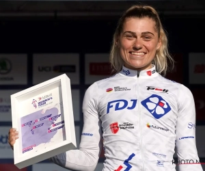 🎥 Rensters houden zich in neutralisatie al dansend warm in Women's Tour, Wiebes valt en Copponi juicht aan finish