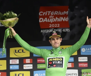 Wout Van Aert is ontspannen op het podium en heeft tijd voor een grap