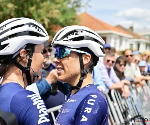 De zoen van de overwinning: Sanne Cant en Kim de Baat delen innig moment na het BK wielrennen