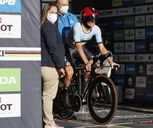 🎥 Remco Evenepoel oefent ook zijn tijdritstart op stage, maar doet dat wel op een ongebruikelijke manier