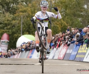 Puck Pieterse viert haar Europese titel met een wheelie: "Nog niet zeker of ik het WK rijd bij de beloften"