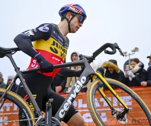 🎥 Dat overkomt hem maar zeldzaam: ook valpartijtje maakt deel uit van rentrée Van Aert, wel zonder erg