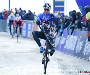 Niels Vandeputte (Alpecin-Deceuninck) viert podiumplek met wheelie: "Ongelooflijk, dit betekent heel veel voor mij"