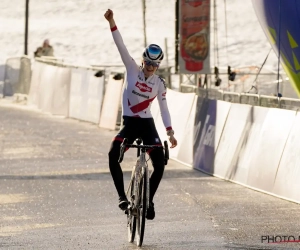 🎥 Lachende Puck Pieterse verkent de Strade Bianche: "Beter dan de Belgische wegen"