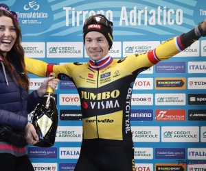 🎥 Geïmproviseerd podium zorgt tijdens de viering van Primoz Roglic voor geniale beelden