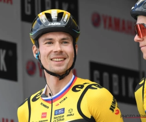 🎥 Roglič blijft lachen na nederlaag tegen Evenepoel en drinkt iets opvallend tijdens interview