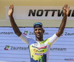 🎥 Uitzinnige fans bestormen Biniam Girmay na ritwinst in Zwitserland, Eritreeër heeft nog een boodschap voor hen