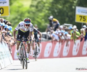 Remco Evenepoel buigt even, maar eindigt sterk in Zwitserland: wereldkampioen geeft verklaring voor minder moment