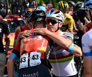 📷 Renners brengen prachtig eerbetoon aan overleden Gino Mäder, Evenepoel deelt knuffels uit aan zijn ploegmaats