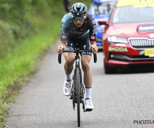 Jai Hindley slaat een dubbelslag in Laruns, Vingegaard deelt nu al een serieuze klap uit aan Pogacar