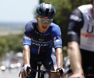 🎥 Pijnlijk! Renner sprint voor de zege in de Tour de l'Ain en komt zwaar ten val