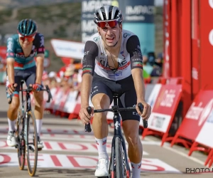 Favoriet voor de eindzege komt in de Vuelta opnieuw ten val: "Mijn beenspier zwol volledig op"