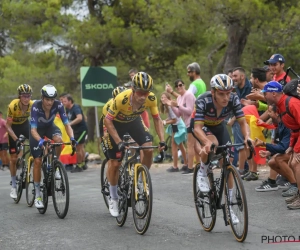 Evenepoel deelt klein steekje uit aan Roglic na chaotische etappe in de Vuelta