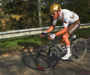 Greg Van Avermaet speelt geen rol van betekenis in laatste profkoers en uit kritiek: "Moeten ze herbekijken"