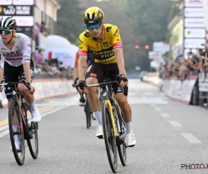 📷 Primoz Roglic lacht zijn landgenoot Tadej Pogacar vierkant uit