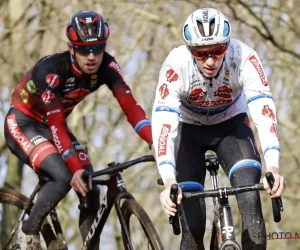 Strijd tussen twee ploegen in het veld, Mettepenningen deelt prikje uit aan team van Sven Nys