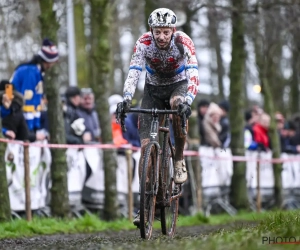 Zonder van der Poel, Pidcock of van Aert: Europees kampioen zorgt voor eerste zege in nieuwe trui