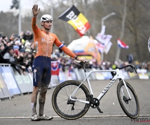 Mathieu van der Poel pakt zijn zesde wereldtitel veldrijden, Vanthourenhout redt Belgische eer