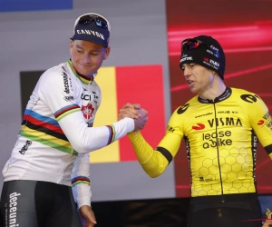 Plots knuffelen Wout van Aert en Mathieu van der Poel elkaar in een kersttrui... of toch niet: AI slaat toe in wielerwereld