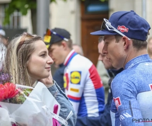 📷 Knappe beelden! Zo pakt vriendin van Jasper Philipsen hem aan na zijn overwinning