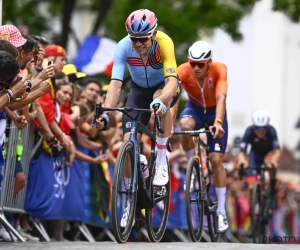 Van Aert valt en rijdt verkeerd, maar mag zich op de borst kloppen dat hij Van der Poel aankon: "Het ziet er lullig uit"