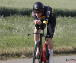 🎥 Hommeles in Tour de l'Avenir: Duitser steekt middelvinger op naar medevluchter