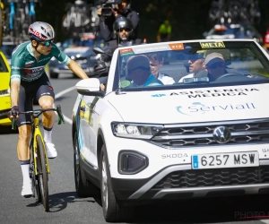 📷 Paniek in de Vuelta: Wout van Aert duikt op bij wagen van koersdokter met groot verband