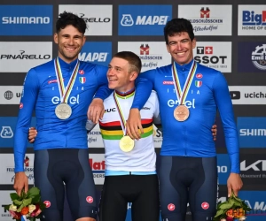 Evenepoel moet toch wat kwijt over de hilarische podiumfoto's van het WK tijdrijden