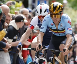 Remco Evenepoel reageert verwonderd op hoe Tadej Pogacar de regenboogtrui pakt