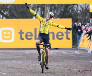 Iedereen heeft hetzelfde te zeggen over de overwinning van Wout van Aert en zijn fameuze zegegebaren