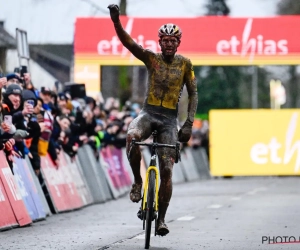 Waarom niet, als we toch vol modder hangen? Wout van Aert haalt ook na de cross grap uit, organisatielid doet graag mee