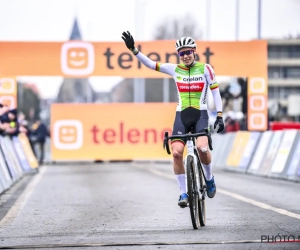 🎥 Met mooie boodschap van Van der Poel: afscheidnemende Cant prachtig in de bloemetjes gezet